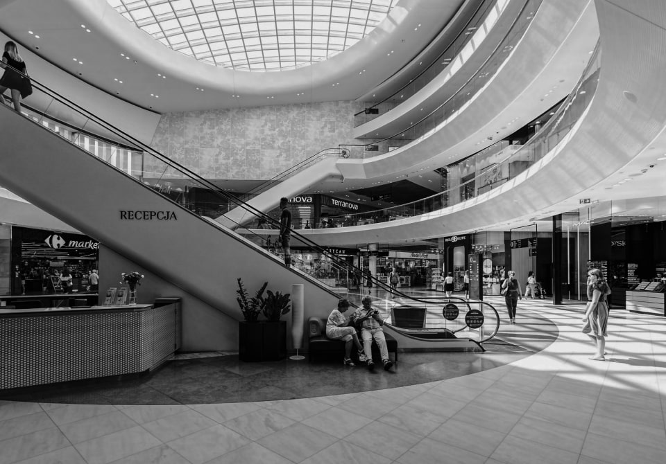 Foto eines Einkaufszentrum von innen.